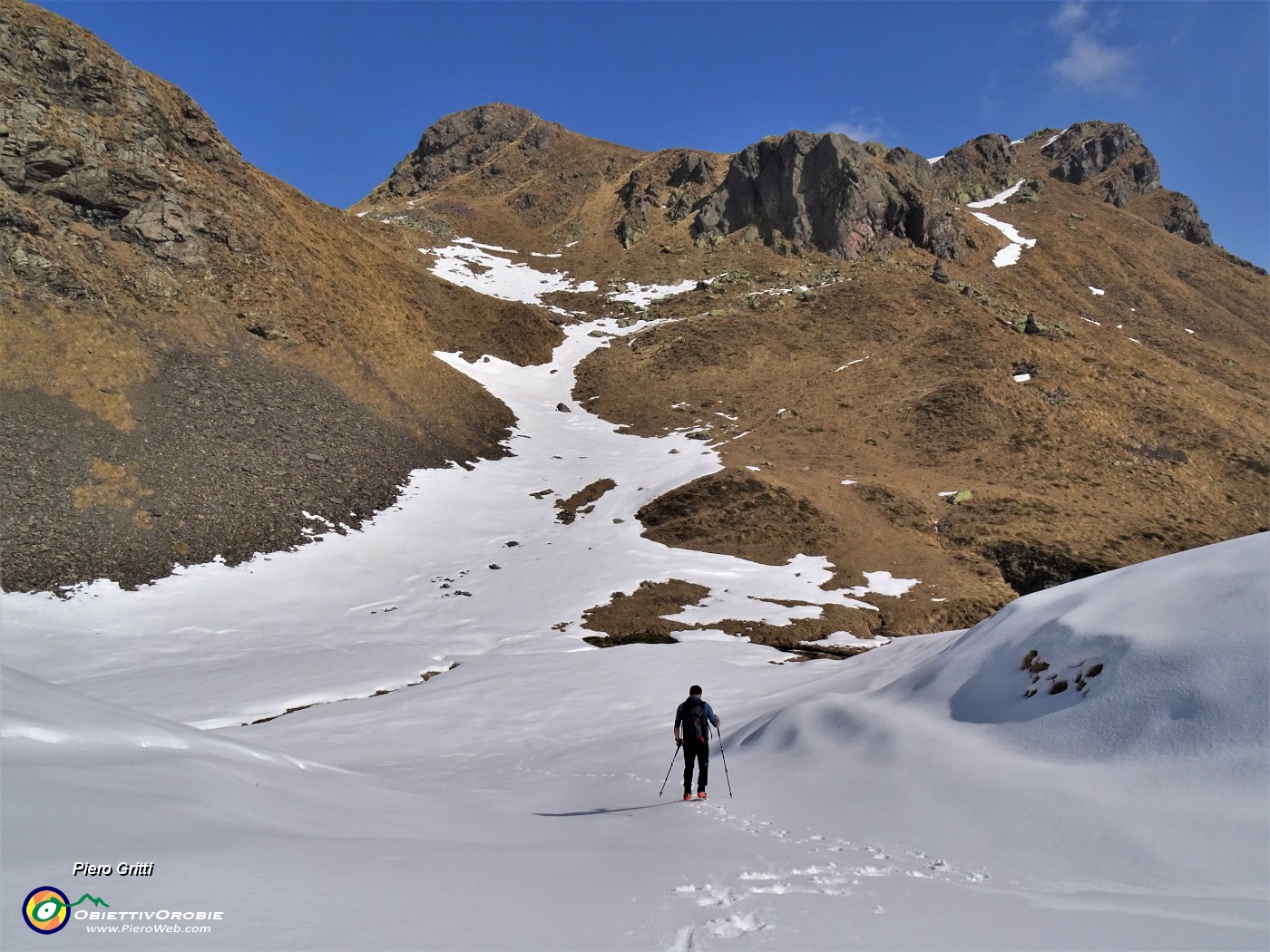 25 Breve discesa pestando neve per poi salire senza neve per Baita Foppa Alta e il Mincucco.JPG